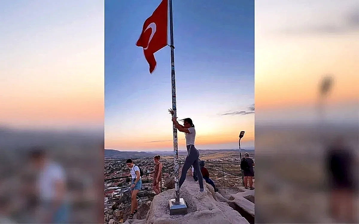 Kapadokya'da Bayrak direğinde Turiste Tepki